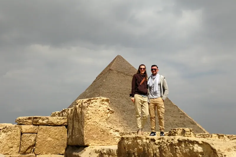 Foto di coppia davanti alla Piramide di Chefren