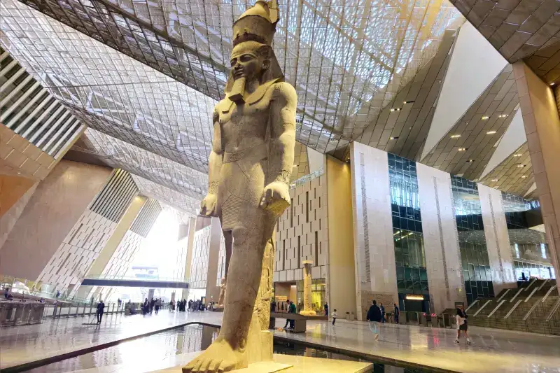 Statua egizia conservata nel Grande Museo Egizio