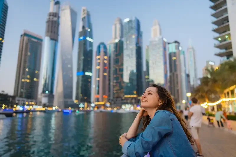 Ragazza di fronte alla città moderna di Dubai