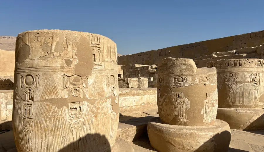 Hermoso y antiguo sitio arqueológico de Medinet Habu en Luxor