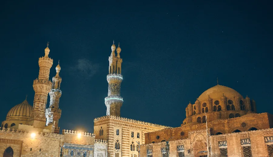 La Mezquita Al-Azhar, la Resplandeciente Mezquita Congregacional conocida en Egipto simplemente como al-Azhar, es una mezquita en El Cairo, Egipto, en el núcleo islámico histórico de la ciudad.