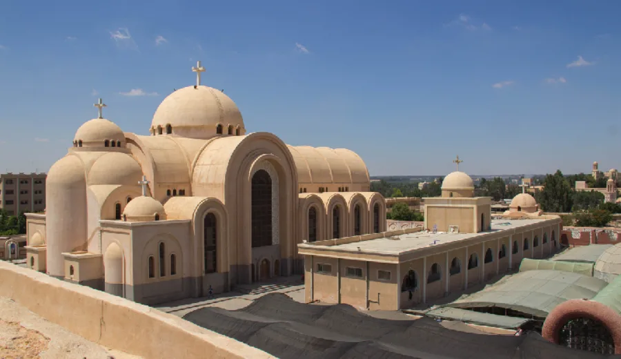 El complejo de edificios del Monasterio de San Bishoy, una antigua iglesia ortodoxa copta en Wadi El Natrun.