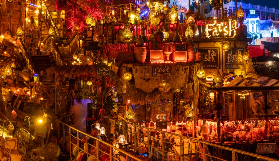 Sharm El Sheikh, Egipto - 26 de mayo de 2021: Cafetería callejera Farsha con diseño original e iluminación colorida con lámparas decorativas de estilo árabe por la noche.