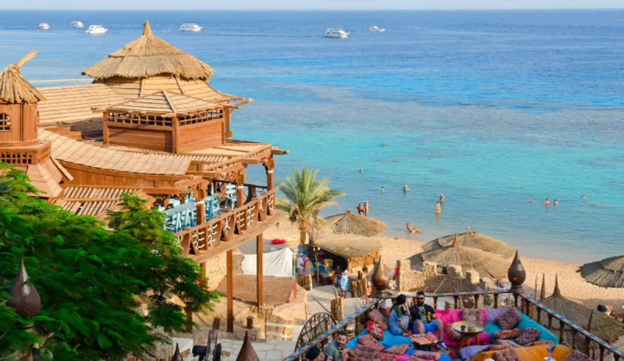 Personas no identificadas se relajan en el popular café Farsha,  Sharm El Sheij, Egipto.