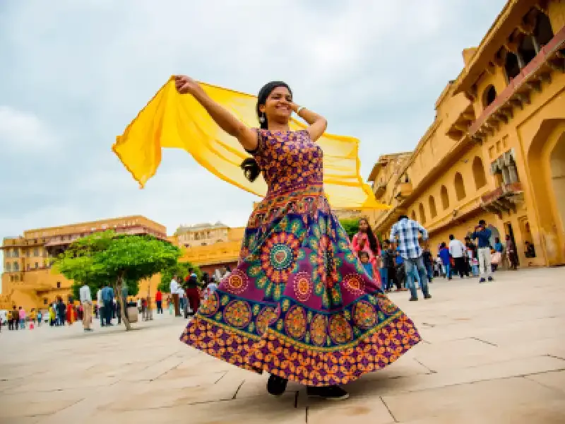 Donna che danza in abiti tradizionali