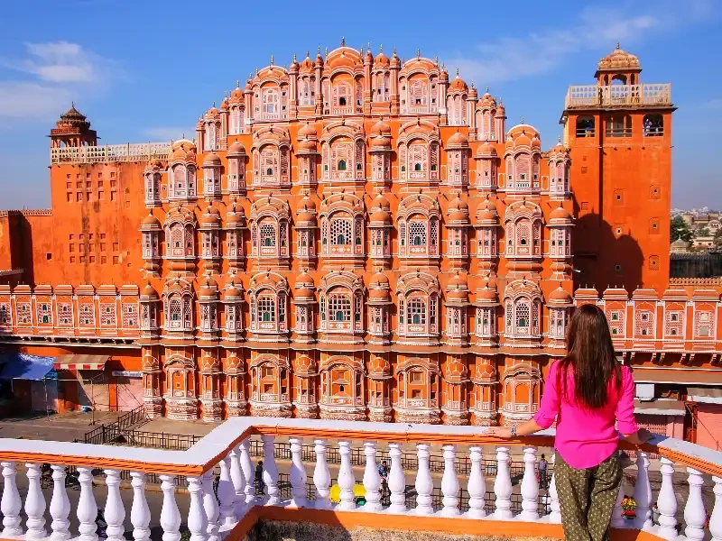 Struttura rossa tra le cose da vedere in Rajasthan.