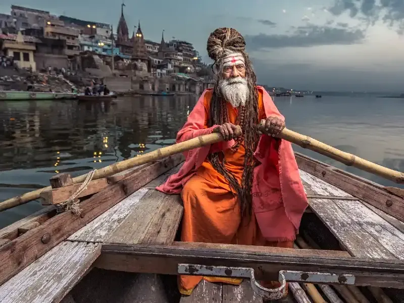 Uomo che rema sul fiume Gange, tra gli spettacoli da vedere in India