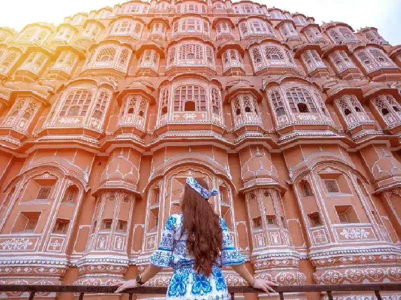 Ragazza in posa davanti al Palazzo dei venti nel periodo migliore per andare in India