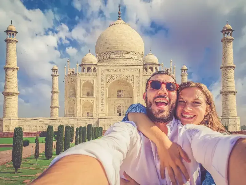 Coppia che attraversa l'ingresso al Taj Mahal