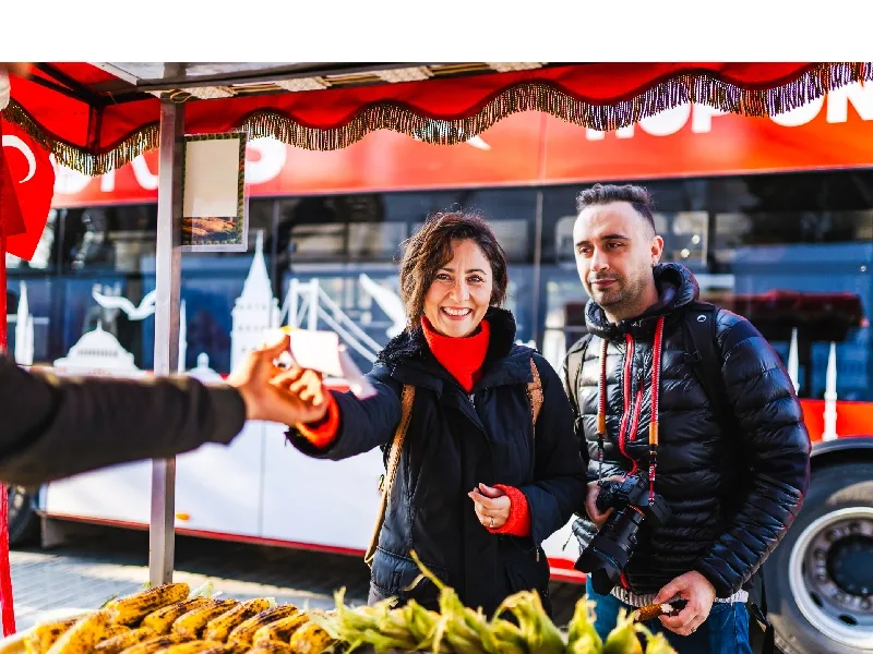 Giovane coppia turistica che ha cibo di strada tradizionale a Istanbul