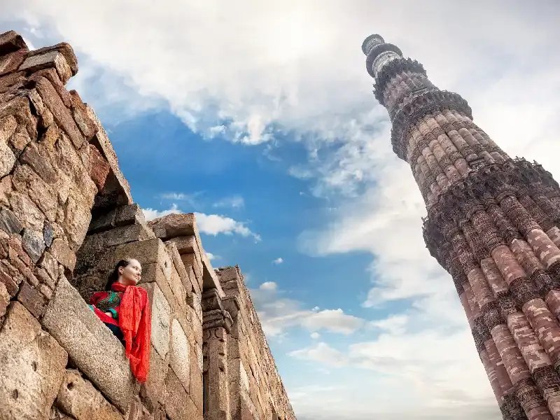 Donna che viaggia in totale sicurezza in India