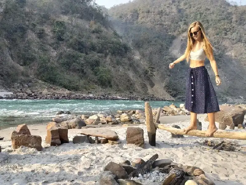 Ragazza che viaggia in sicurezza nella natura dell'India
