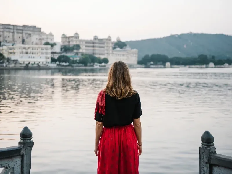 Donna che ammira l'acqua durante il viaggio