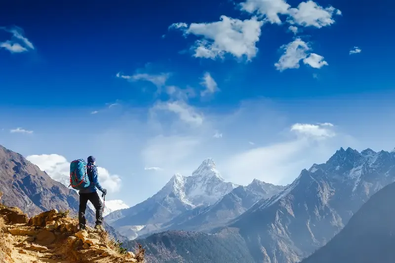 Uomo che si gode la vista durante un trekking tra i monti indiani