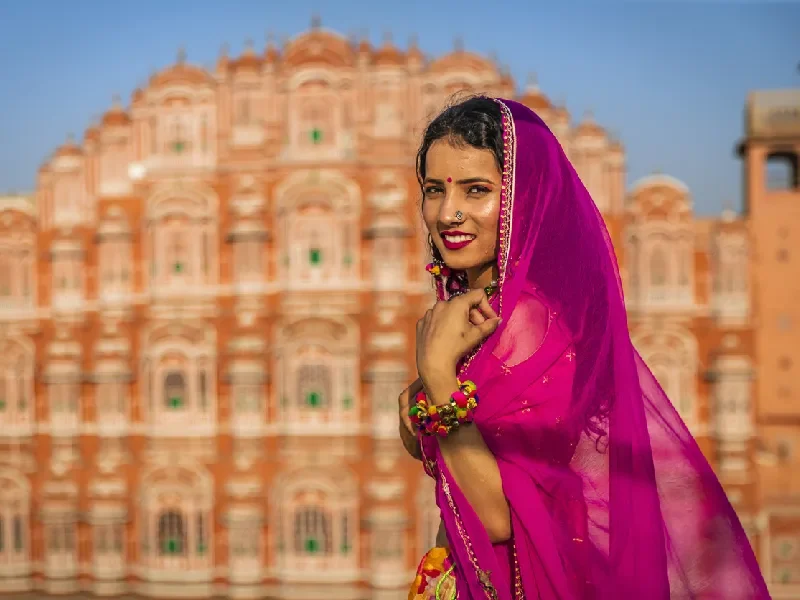 Donna davanti al Palazzo dei venti, struttura tra le cose da vedere in Rajasthan