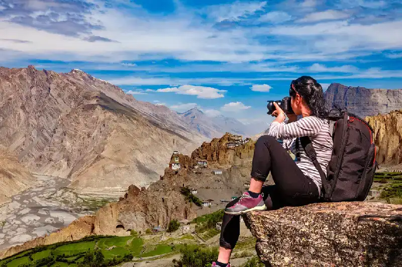 una turista scatta foto on india , Viaggio in india dove andare