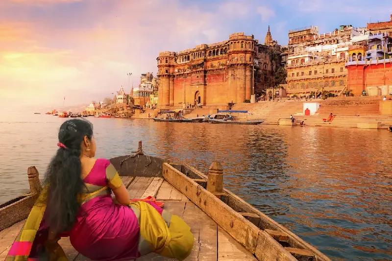 una dona indiana a varasi , viaggio in india dove andare