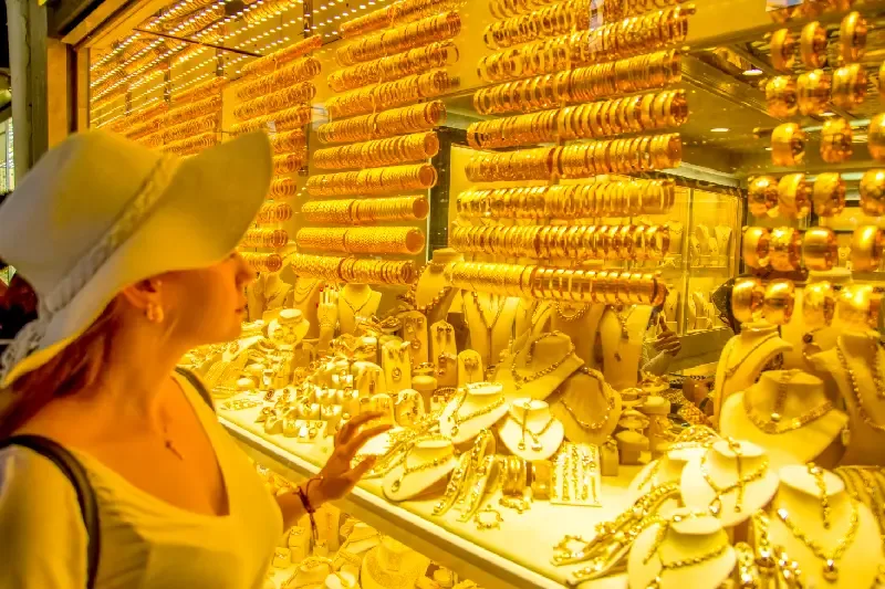 una tursita nel mercato dei gioielli in Turchia. Turchia cosa comprare