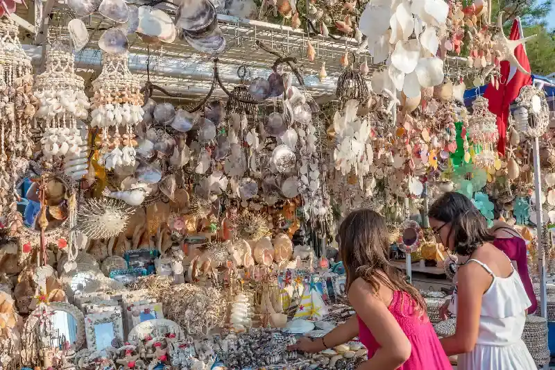 2 donne fanno shopping al mercato in turchia , turchia cosa comprare