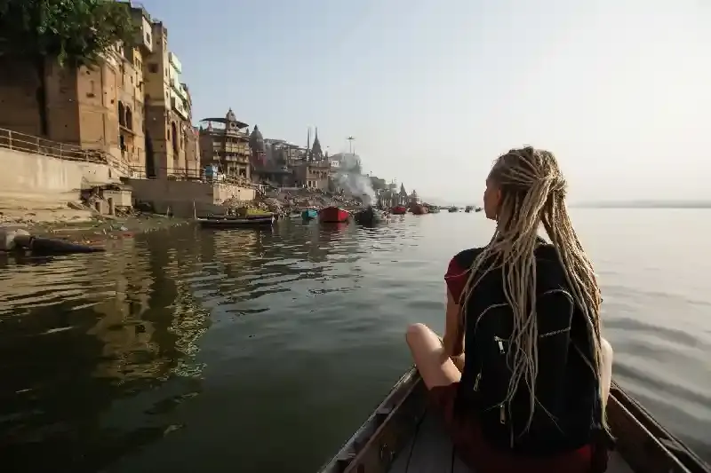 Ragazza che naviga il Gange, tra le esperienze da fare in India