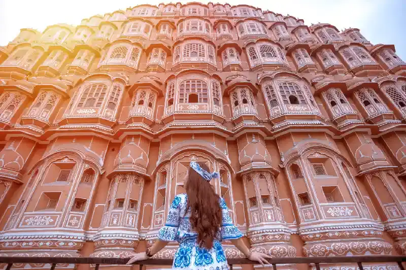 Donna davanti al Palazzo dei venti