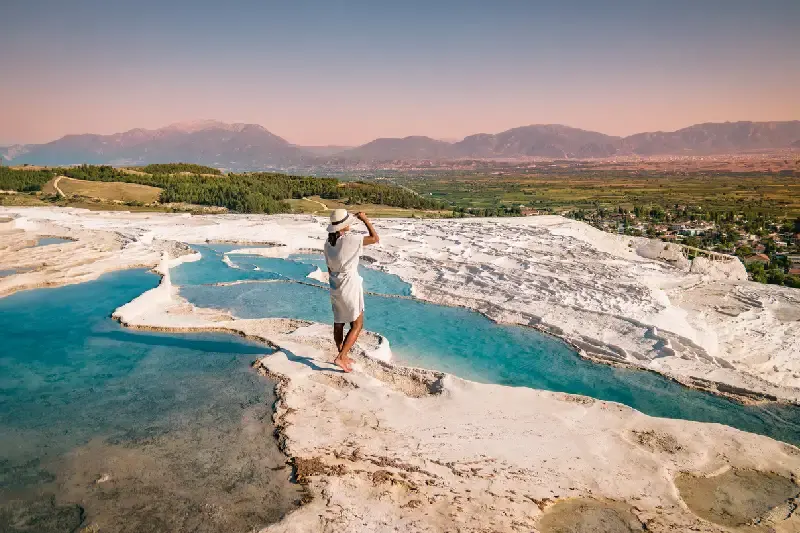 una turista a Pamukkale in Turchia , cose da vedere in turchia 