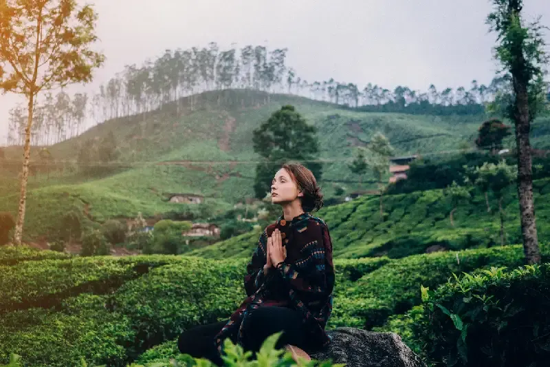 una donna fa meditazione in india , clima in india 