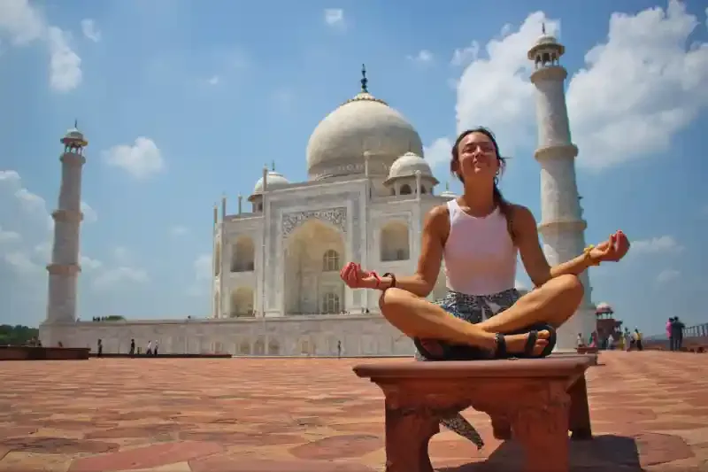una donna a taj mahal , clima in india 