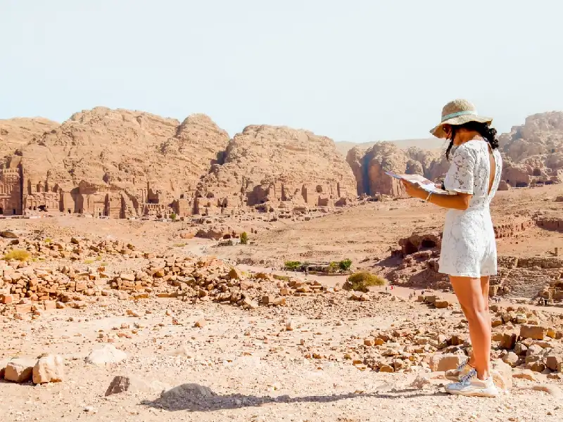 Viaggiatrice consulta la mappa davanti alle Tombe Reali