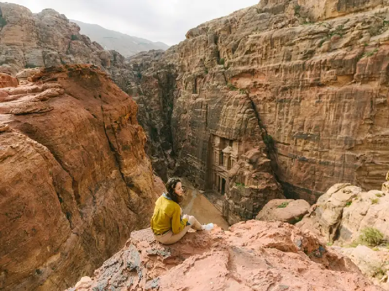 Turista Osserva Le Maestose Rovine Rocciose di Petra