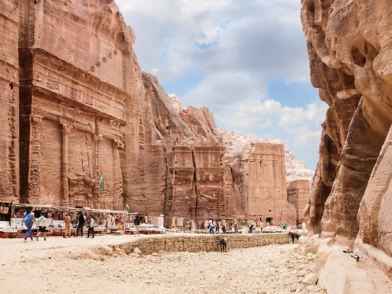 Petra è un Splendida Città Scolpita nella Roccia