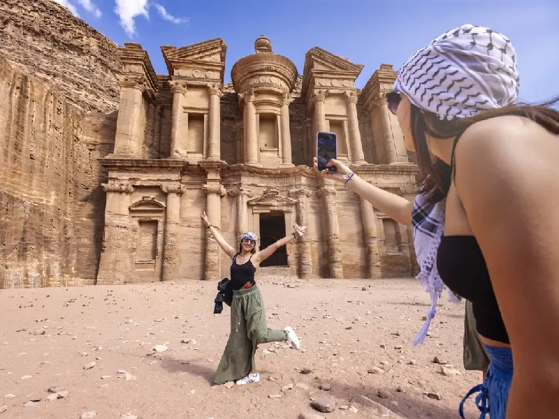Turista Fotografa Turista Davanti al Tesoro di Petra