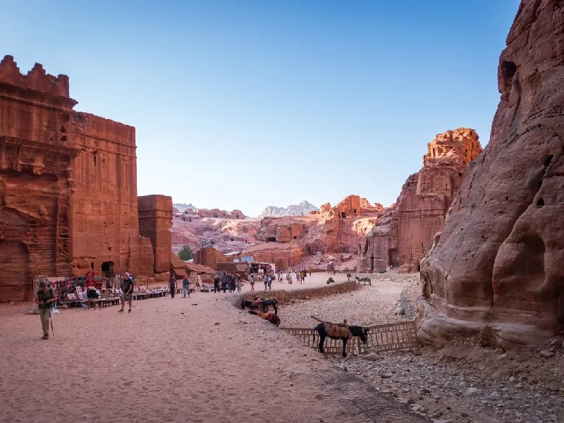 Petra è un Splendida Città Scolpita nella Roccia