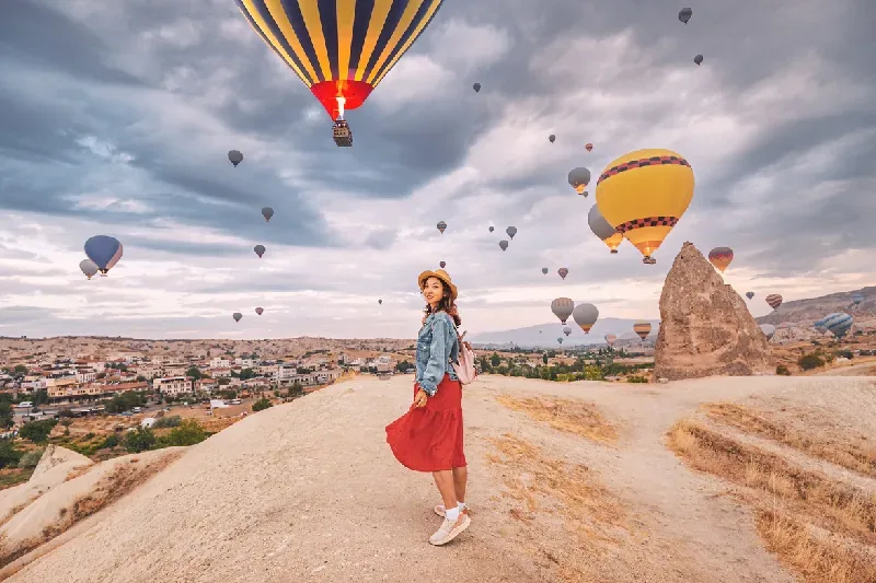 una donna sotto la mongolfiera in cappadocia , cose da fare in cappadocia