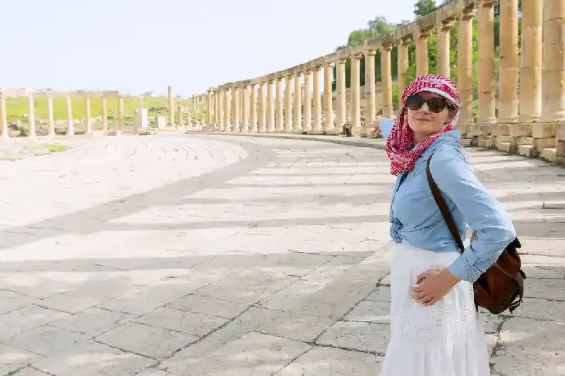 una donna al teatro romano jerash , jerash giordania