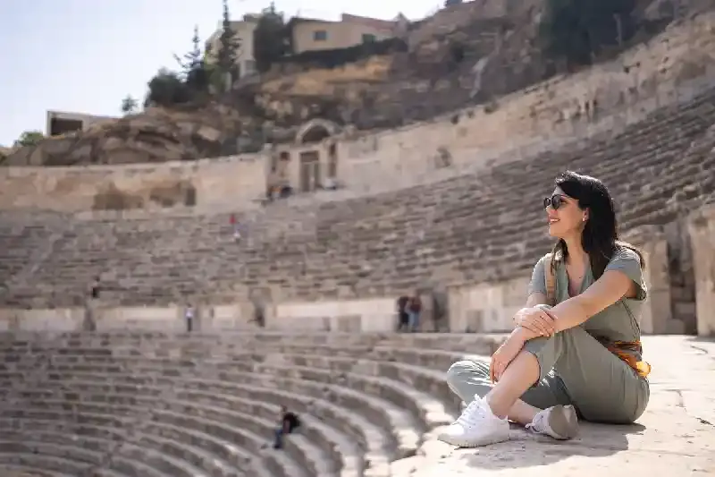 una donna in giordania , jerash giordania