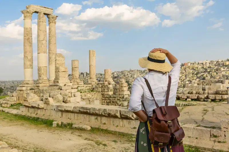 una turista al tempio romano amman , cittadella di amman