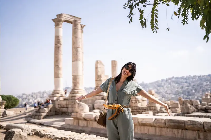 una turista ad amman ,  cittadella di amman 