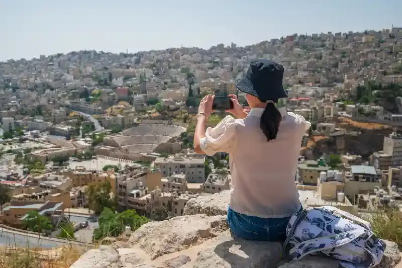 una turista ad amman , amman giordania