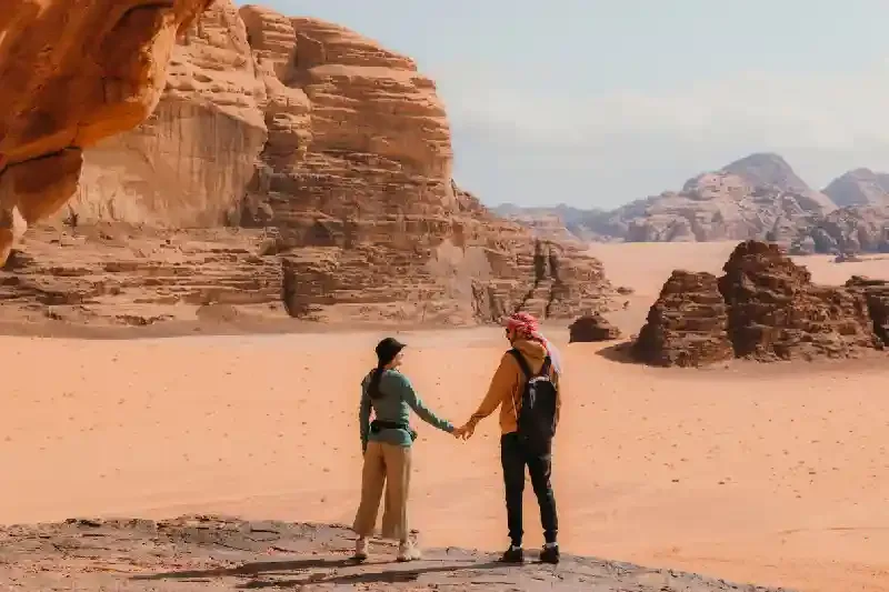 una coppia a wadi rum giordania , amman giordania