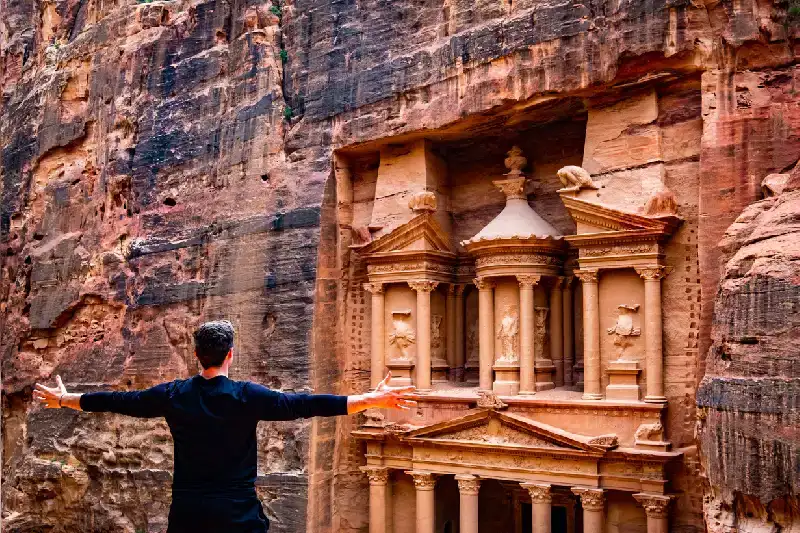 un' uomo a petra , siq di petra