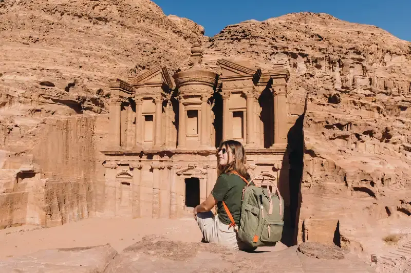 una ragazza a siq di petra , siq di petra 