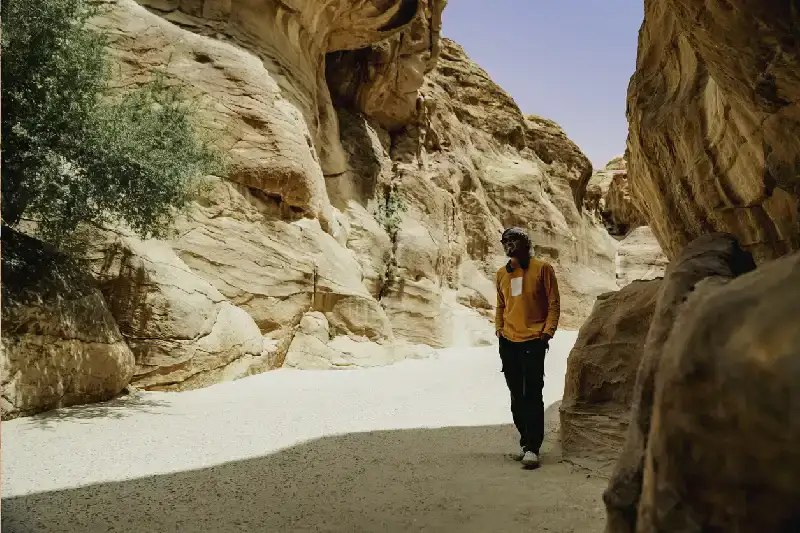 una turista a siq , siq di petra 