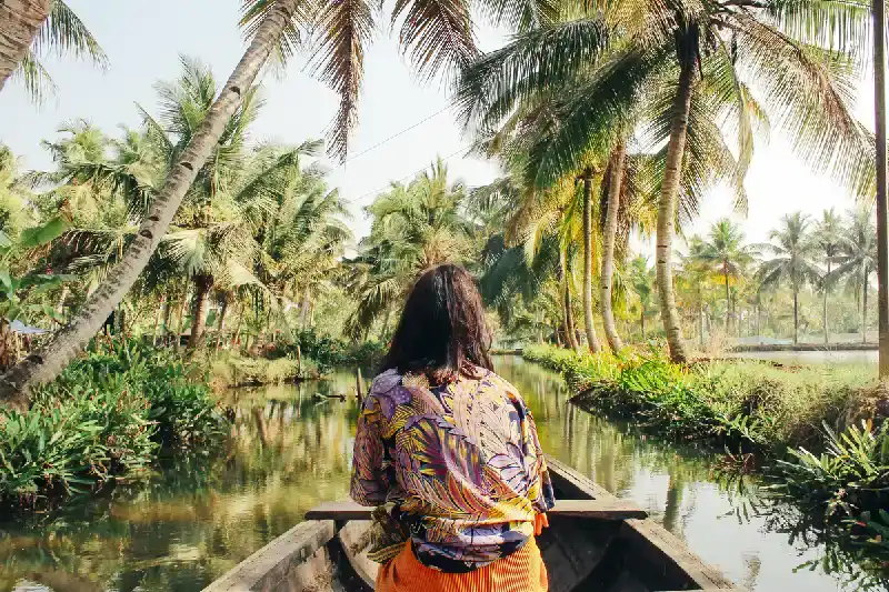 una donna in una barca a kerala india , kerala cosa vedere