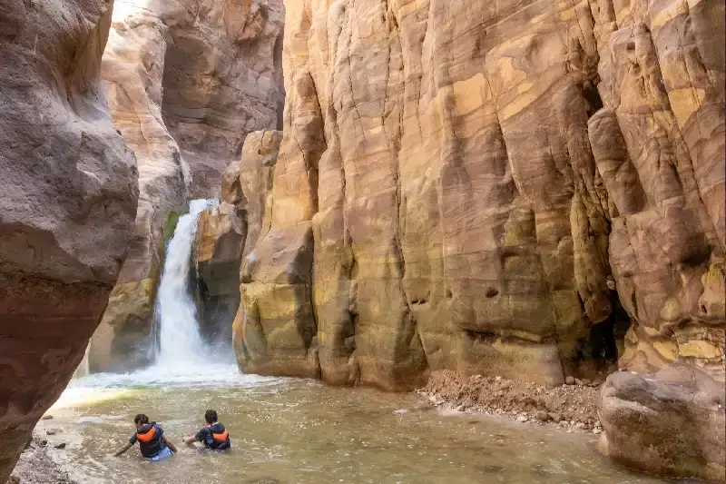 una coppia in canyon wadi mujib, wadi mujib giordania