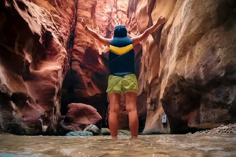 una turista in canyon wadi mujib , wadi mujib giordania