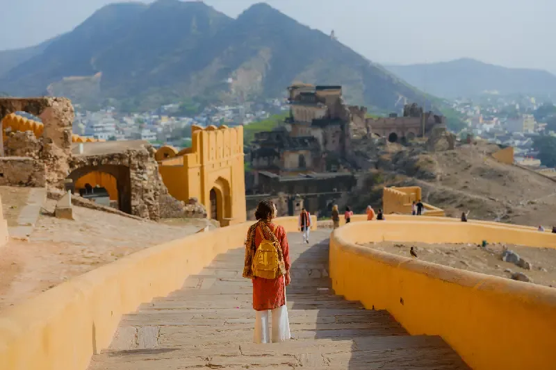 una donna al forte di Amber jaipur india , Jaipur cosa vedere