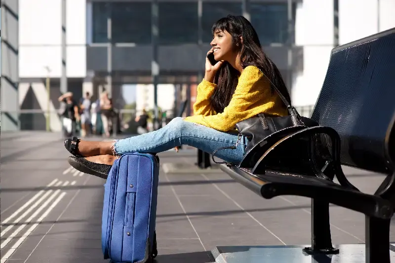 una donna nell'aeroporto , quanto costa un viaggio in india