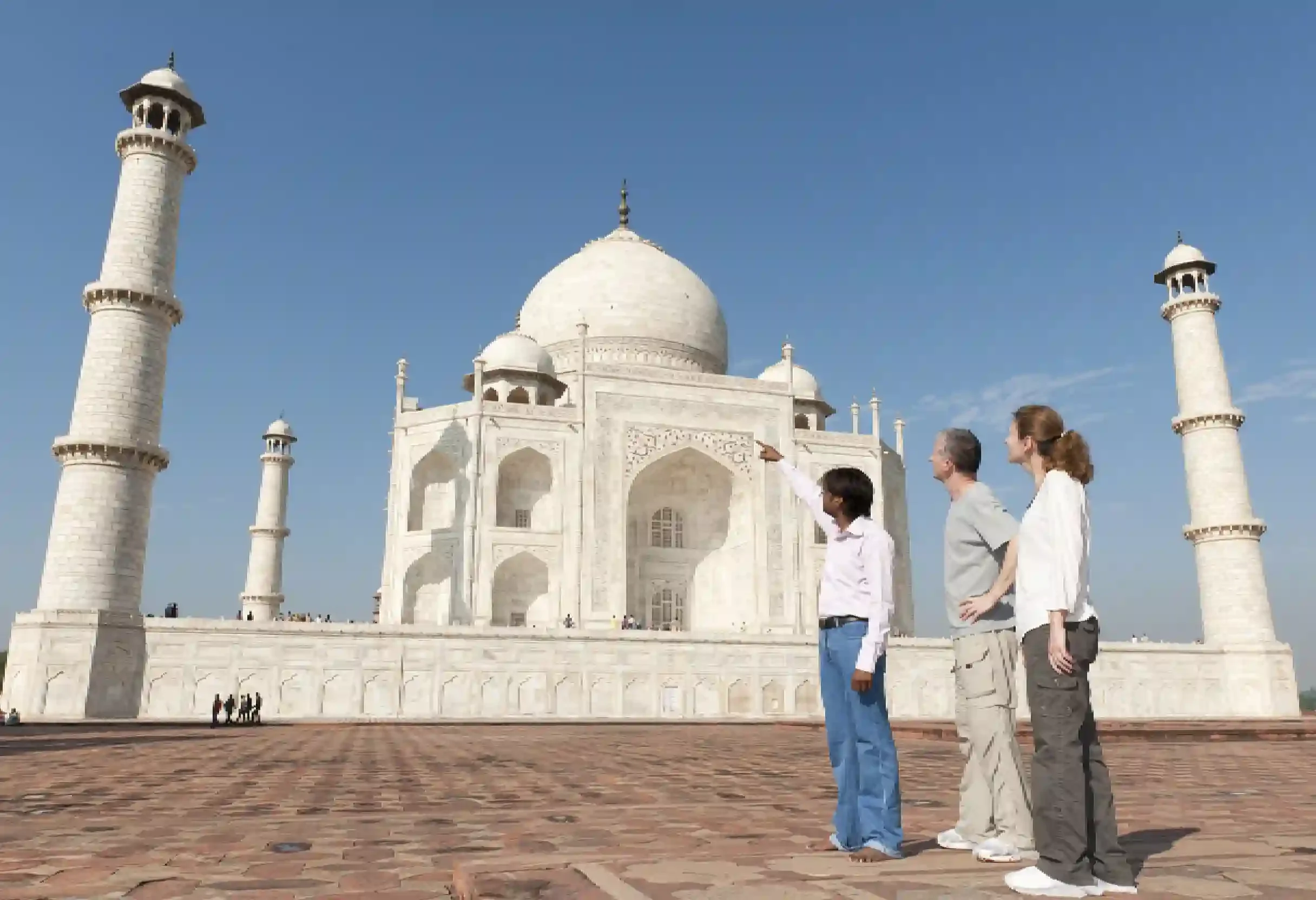 un gruppo davanti taj mahal , il taj mahal india