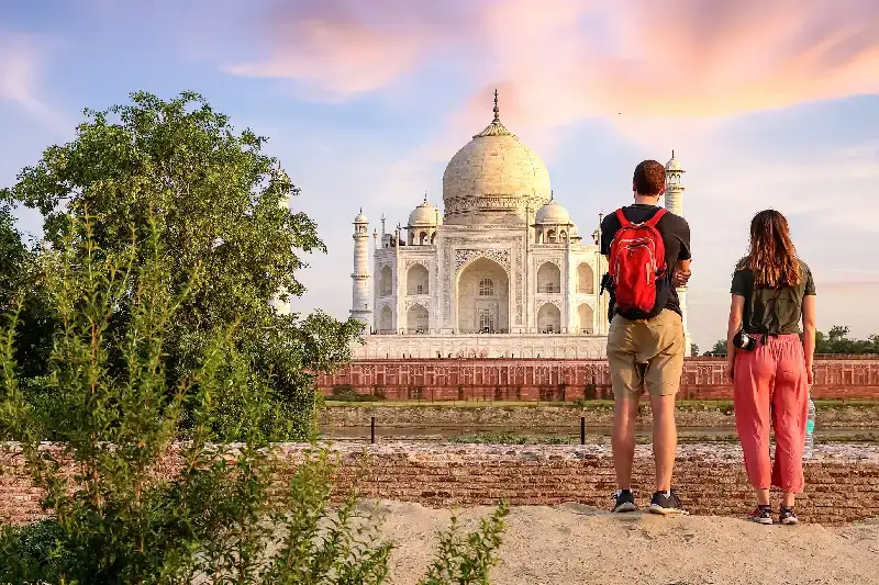 una coppia a taj mahal , il taj mahal india